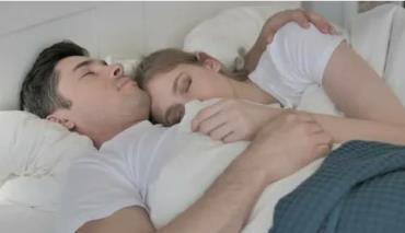 Партнер будит вас шесть раз за ночь: почему мы этого не помним и стоит ли спать раздельно